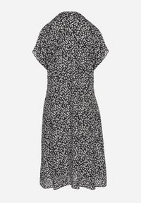 Born2be - Czarno-Biała Bawełniana Sukienka Koszulowa w Kwiaty z Rozkloszowanym Dołem Jerilsa. Okazja: na co dzień. Typ kołnierza: kołnierzyk klasyczny. Kolor: czarny. Materiał: bawełna. Długość rękawa: krótki rękaw. Wzór: kwiaty. Typ sukienki: koszulowe. Styl: casual, elegancki, klasyczny #3