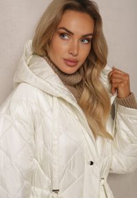 Renee - Jasnobeżowa Długa Kurtka z Kapturem i Paskiem w Talii Zdobiona Pikowanymi Przeszyciami Nikilya. Okazja: na co dzień. Typ kołnierza: kaptur. Kolor: beżowy. Materiał: jeans, materiał. Długość: długie. Wzór: aplikacja. Styl: elegancki, casual, klasyczny #4