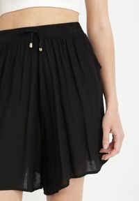 Born2be - Czarne Szorty Merella. Kolor: czarny. Materiał: tkanina, wiskoza, koronka. Długość: krótkie. Styl: sportowy #6