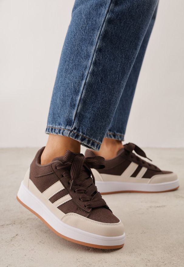 Renee - Brązowo-Beżowe Sneakersy Basic z Paskami na Boku Adila. Okazja: na co dzień. Zapięcie: pasek. Kolor: brązowy. Materiał: jeans. Wzór: paski. Obcas: na płaskiej podeszwie