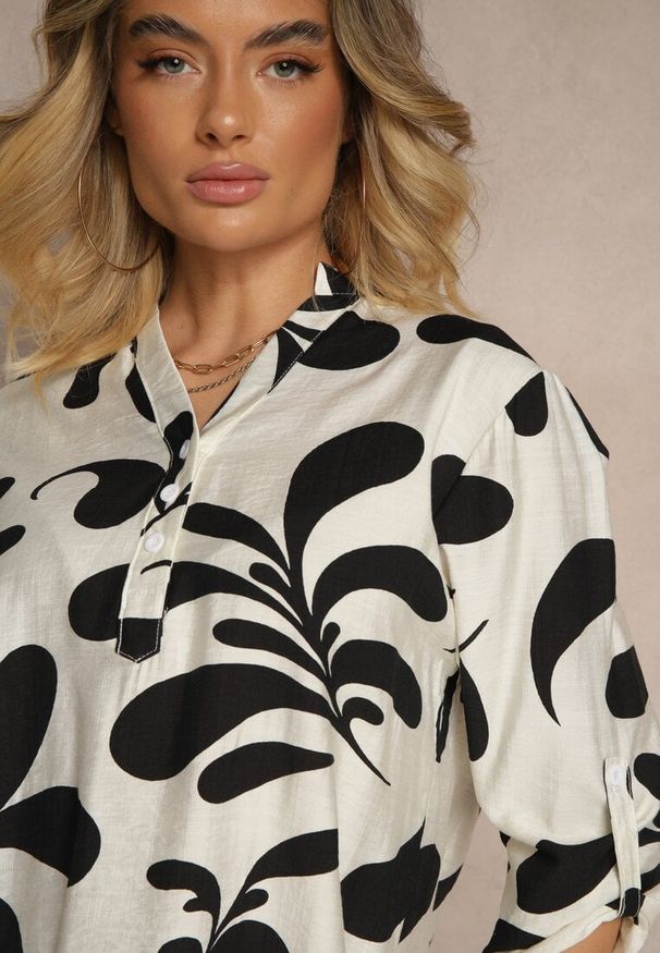 Renee - Czarna Wiskozowa Bluzka o Koszulowym Kroju z Dekoltem w Serek w Roślinny Print Kolaniria. Okazja: na co dzień. Typ kołnierza: dekolt w serek. Kolor: czarny. Materiał: wiskoza. Wzór: nadruk. Styl: casual, elegancki