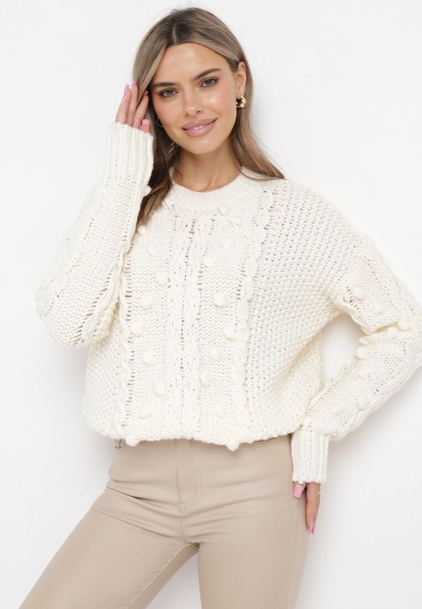 Born2be - Jasnobeżowy Sweter z Wełną i Bawełną Ozdobiony Grubym Splotem Numike. Kolor: beżowy. Materiał: wełna, bawełna. Wzór: aplikacja, ze splotem. Sezon: zima