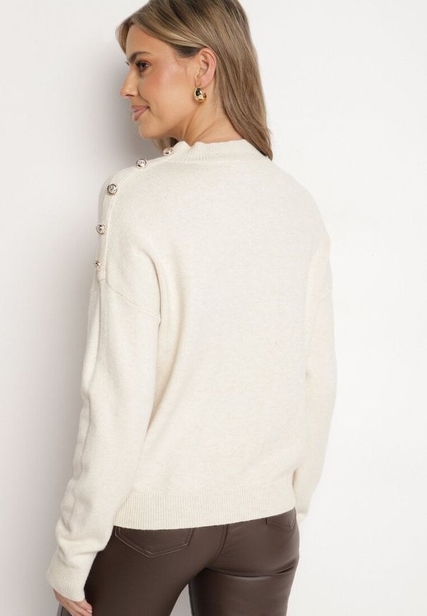 Born2be - Jasnobeżowy Sweter z Półgolfem Wiskozą Modalem i Ozdobnymi Guzikami Etalisse. Okazja: na co dzień. Kolor: beżowy. Materiał: wiskoza. Długość rękawa: długi rękaw. Długość: długie. Styl: casual, elegancki