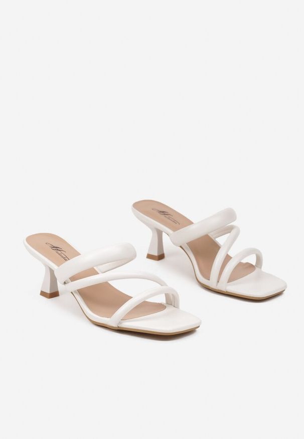 Born2be - Białe Klapki na Obcasie w Stylu Kaczuszki z Asymetrycznymi Paskami Neorithra. Okazja: na co dzień. Kolor: biały. Materiał: jeans. Wzór: paski. Sezon: lato. Obcas: na obcasie. Styl: elegancki, casual. Wysokość obcasa: średni