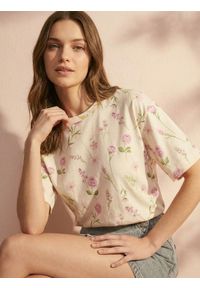 Sinsay - Bawełniana koszulka w kwiaty - wielobarwny. Materiał: bawełna. Wzór: kwiaty