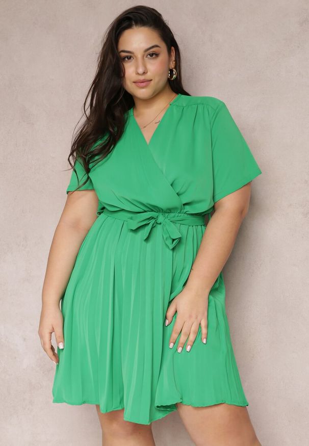 Renee - Zielona Sukienka z Gumką w Pasie i Kopertowym Dekoltem Azrah. Kolor: zielony. Typ sukienki: kopertowe. Długość: mini