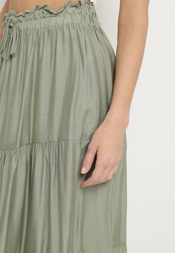 Born2be - Ciemnozielona Wiskozowa Spódnica o Rozkloszowanym Kroju z Wiązaniem Elliriele. Okazja: na co dzień. Kolor: zielony. Materiał: wiskoza. Styl: elegancki, casual