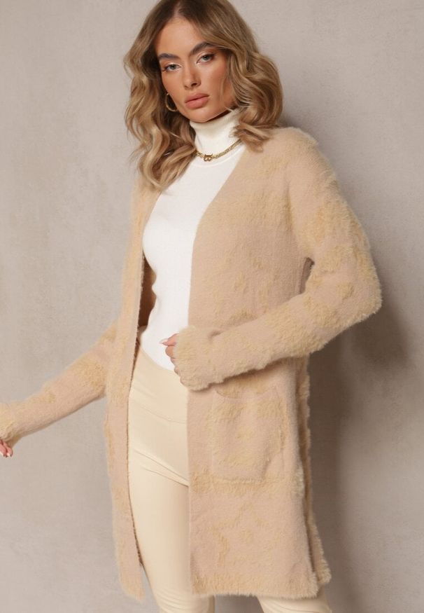 Renee - Beżowy Długi Kardigan Puszysty Aborra. Kolekcja: plus size. Kolor: beżowy. Materiał: tkanina, dzianina. Długość: długie. Wzór: aplikacja