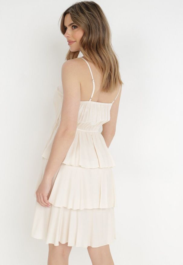 Born2be - Beżowa Sukienka z Wiskozy Kephassa. Typ kołnierza: kołnierz z falbankami. Kolor: beżowy. Materiał: wiskoza. Długość rękawa: na ramiączkach. Wzór: aplikacja. Typ sukienki: rozkloszowane. Styl: klasyczny