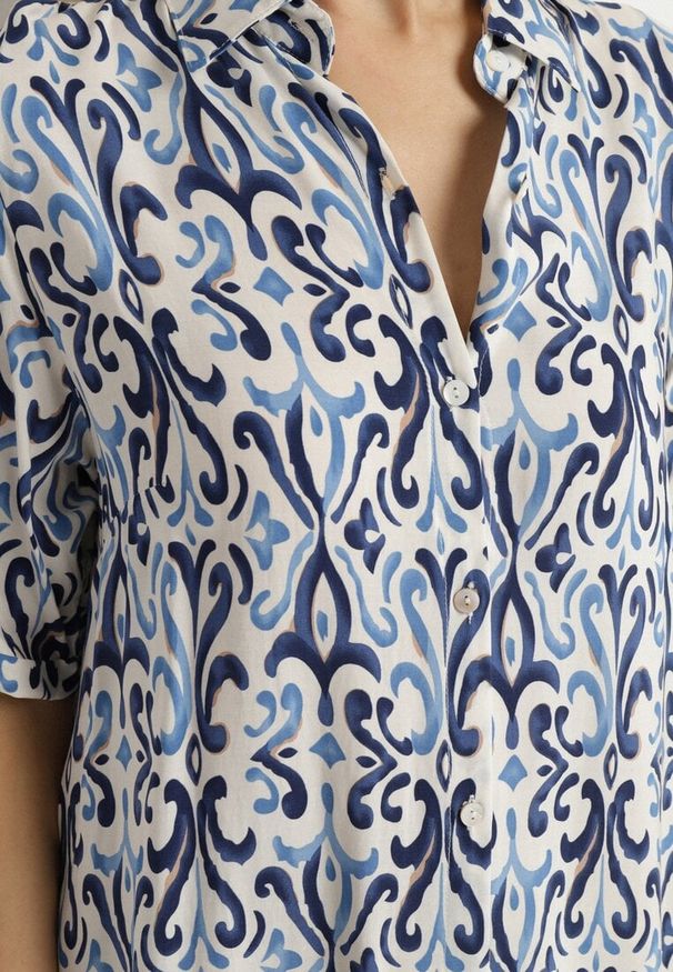 Born2be - Niebieska Sukienka z Wiskozy o Pudełkowym Kroju w Ornamentalny Wzór Ridisa. Okazja: na imprezę, na co dzień. Typ kołnierza: dekolt w kształcie V. Kolor: niebieski. Materiał: wiskoza. Długość rękawa: krótki rękaw. Typ sukienki: proste. Styl: casual, elegancki