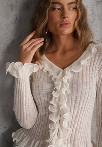 Renee - Biała Bluzka z Wiskozą w Prążki z Falbanami Chionolis. Okazja: na co dzień. Kolor: biały. Materiał: wiskoza. Wzór: prążki. Styl: casual #5