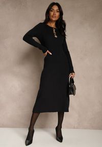 Renee - Czarna Prążkowana Sukienka z Dzianiny z Wiskozą Zdobiona Aplikacjami Tusmeira. Okazja: na co dzień. Kolor: czarny. Materiał: prążkowany, wiskoza, dzianina. Wzór: aplikacja. Typ sukienki: oversize. Styl: klasyczny, casual, elegancki #2