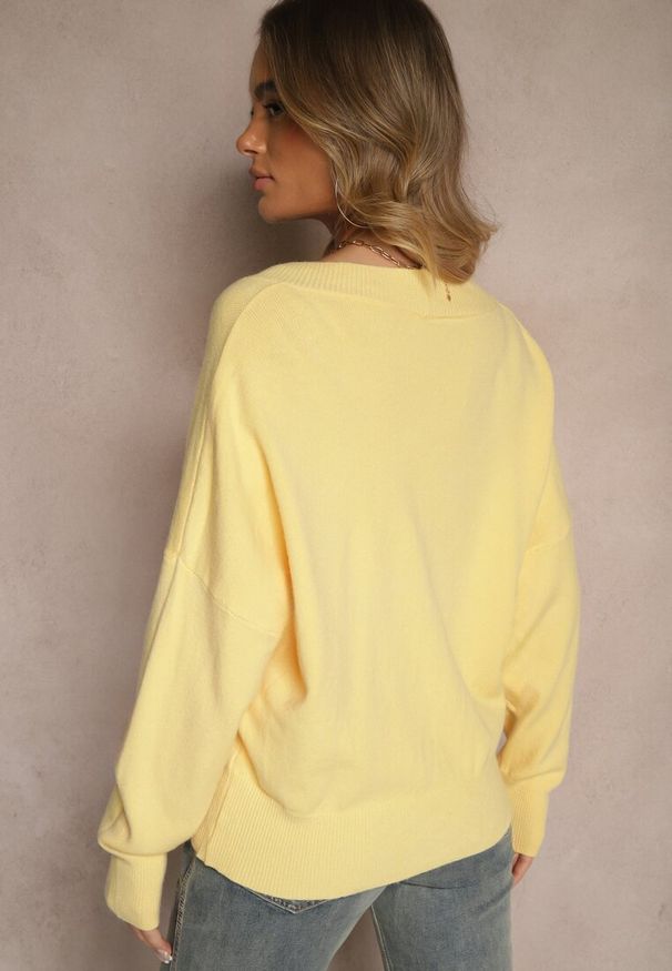 Renee - Żółty Klasyczny Sweter z Wiskozą i Kaszmirem Marirra. Okazja: na co dzień, do pracy. Typ kołnierza: dekolt w serek. Kolor: żółty. Materiał: wiskoza, kaszmir. Styl: klasyczny
