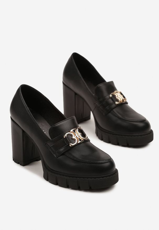 Born2be - Czarne Półbuty w Stylu Mokasynów na Obcasie z Metalową Ozdobą Cornelaya. Okazja: na co dzień. Kolor: czarny. Materiał: skóra, jeans. Wzór: aplikacja. Obcas: na obcasie. Styl: klasyczny, casual. Wysokość obcasa: średni