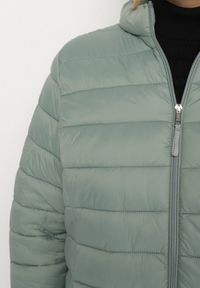 Born2be - Jasnozielona Pikowana Kurtka o Prostym Kroju z Niską Stójką Zeniva. Okazja: na co dzień, na spacer. Typ kołnierza: kołnierzyk stójkowy. Kolekcja: plus size. Kolor: zielony. Materiał: jeans, dzianina. Styl: casual #4