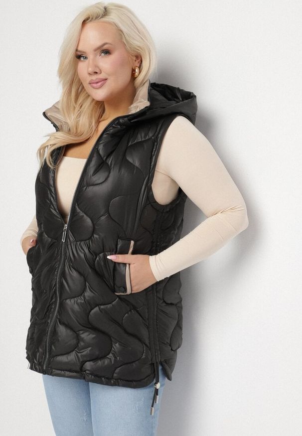 Born2be - Czarna Kamizelka z Ozdobnym Pikowaniem i Odpinanym Kapturem Govianne. Okazja: na co dzień. Kolekcja: plus size. Kolor: czarny. Materiał: jeans. Styl: elegancki, casual
