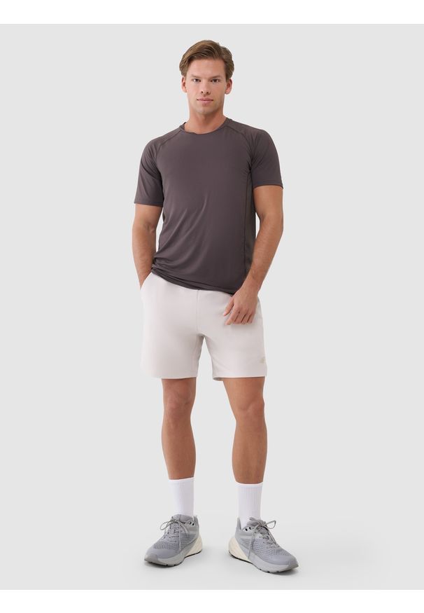 4f - 4F Spodenki treningowe szybkoschnące męskie - beżowe XL. Kolor: beżowy. Materiał: elastan, włókno, dzianina, materiał, syntetyk. Długość: krótkie. Wzór: ze splotem, gładki, jednolity. Sport: fitness