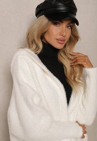 Renee - Biały Płaszcz z Wełną Wiskozą i Kapturem Zapinanym na Napy Lemizia. Okazja: na co dzień, na spacer. Kolor: biały. Materiał: wiskoza, wełna. Sezon: jesień, zima. Styl: casual, elegancki