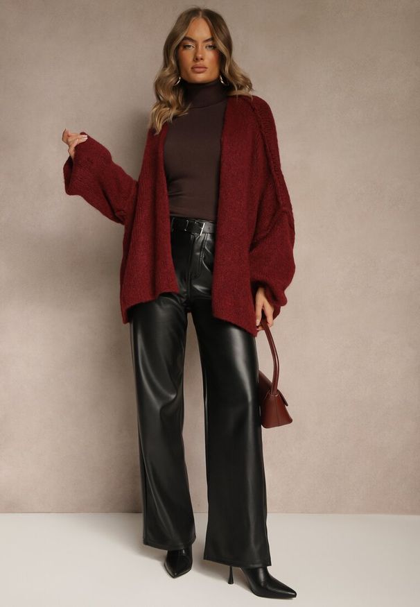 Renee - Bordowy Niezapinany Kardigan Nietoperzowy z Dodatkiem Wełny i Wiskozy Rallidia. Kolor: czerwony. Materiał: wełna, wiskoza. Wzór: gładki