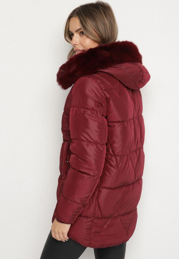 Born2be - Bordowa Pikowana Kurtka o Pudełkowym Kroju z Kapturem z Futerkiem Rearria. Okazja: na co dzień. Typ kołnierza: kaptur. Kolor: czerwony. Materiał: futro. Sezon: zima. Styl: casual, klasyczny