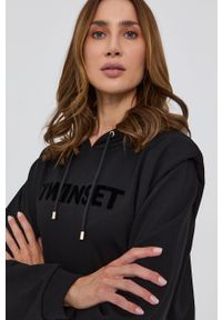 TwinSet - Twinset Sukienka kolor czarny mini prosta. Okazja: na co dzień. Typ kołnierza: kaptur. Kolor: czarny. Materiał: dzianina. Długość rękawa: długi rękaw. Wzór: aplikacja. Typ sukienki: proste. Styl: casual. Długość: mini #6