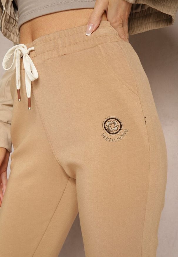 Renee - Beżowe Klasyczne Spodnie Dresowe z Elastyczną Gumką w Pasie Lerinde. Okazja: na co dzień. Kolor: beżowy. Materiał: dresówka. Styl: klasyczny