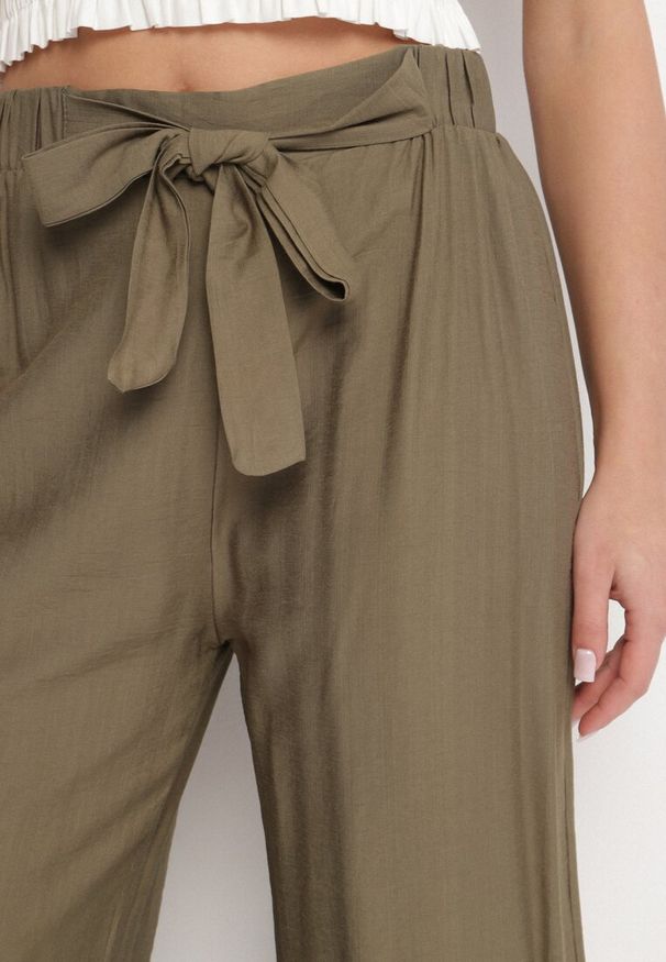 Born2be - Ciemnozielone Wiskozowe Szerokie Spodnie Ozdobione Kokardą Elliluria. Okazja: na co dzień. Stan: podwyższony. Kolor: zielony. Materiał: wiskoza. Wzór: aplikacja. Styl: casual, elegancki