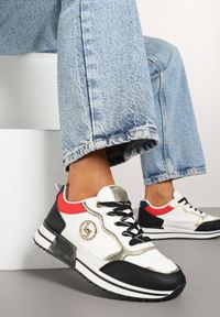 Renee - Biało-Czarne Sneakersy z Metaliczną Ozdobą Firamia. Okazja: na co dzień. Kolor: biały. Materiał: jeans. Wzór: aplikacja #4