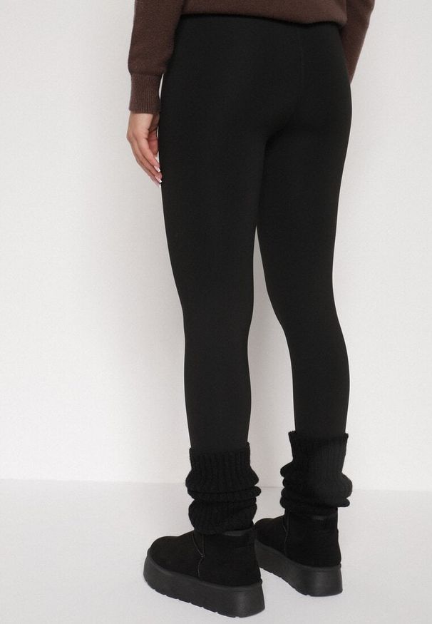 Born2be - Czarne Gładkie Legginsy z Wysokim Stanem Ociepleniem i Zapiętkami Ferisanna. Okazja: na co dzień. Stan: podwyższony. Kolor: czarny. Wzór: gładki. Styl: casual