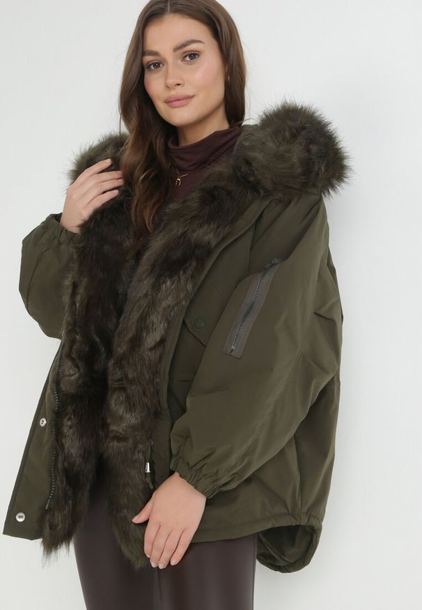 Born2be - Ciemnozielona Kurtka Parka Oversize z Futerkiem Mitto. Kolor: zielony. Materiał: futro. Długość rękawa: długi rękaw. Długość: długie. Sezon: jesień, zima. Styl: klasyczny, elegancki