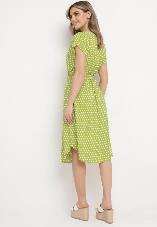 Born2be - Jasnozielona Bawełniana Sukienka z Gumką w Pasie i Falbanką Romilla. Kolor: zielony. Materiał: bawełna. Sezon: lato. Styl: wizytowy