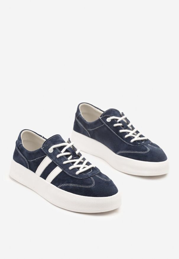 Renee - Granatowe Sneakersy Tenisówki ze Skóry Naturalnej na Niskiej Platformie Eleadria. Okazja: na spotkanie biznesowe, do pracy, na co dzień. Zapięcie: sznurówki. Kolor: niebieski. Materiał: skóra. Obcas: na platformie. Wysokość obcasa: niski