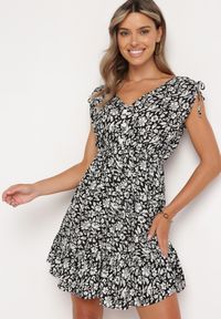 Born2be - Czarno-Biała Bawełniana Sukienka na Ramiączkach ze Ściągaczami i Guzikami z Gumką w Talii Tesria. Okazja: na spacer. Typ kołnierza: dekolt w kształcie V. Kolor: czarny. Materiał: bawełna. Długość rękawa: na ramiączkach. Sezon: lato. Styl: elegancki #6