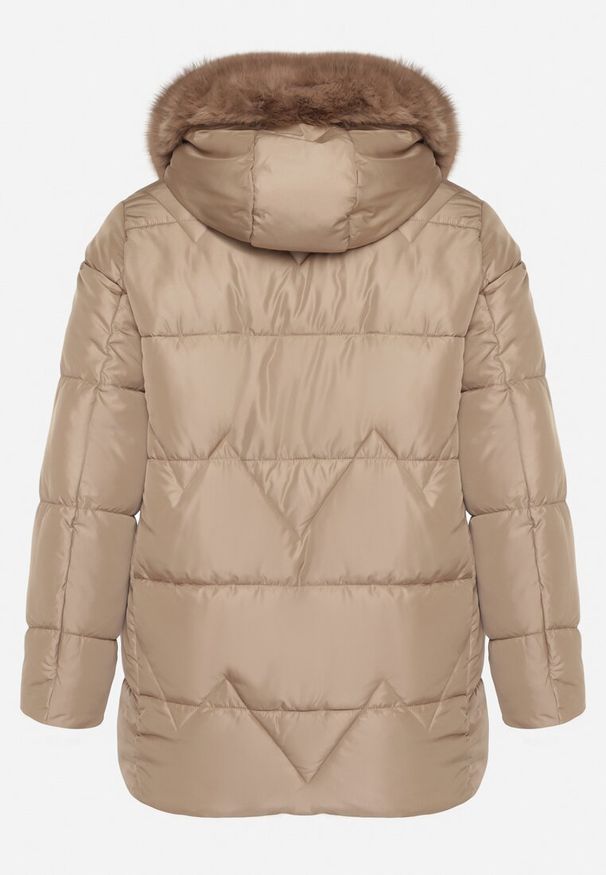 Born2be - Brązowa Pikowana Kurtka z Kapturem z Futerkiem Tevea. Okazja: do pracy, na spotkanie biznesowe, na spacer. Typ kołnierza: kaptur. Kolekcja: plus size. Kolor: brązowy. Materiał: futro. Styl: klasyczny, biznesowy, elegancki