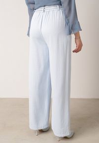 Born2be - Niebieskie Szerokie Spodnie z Wysokim Stanem z Domieszką Bawełny i Geometryczną Klamrą Syliteia. Okazja: na co dzień. Stan: podwyższony. Kolor: niebieski. Materiał: bawełna. Wzór: geometria. Styl: casual #2