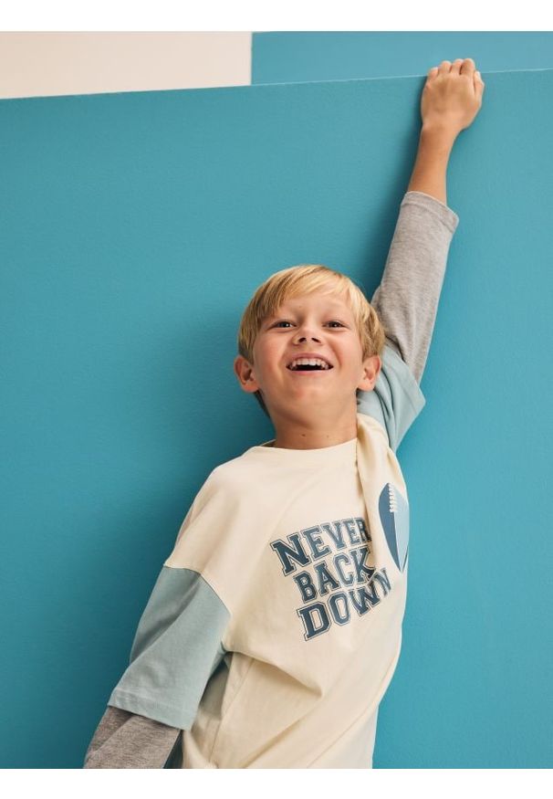 Reserved - Bawełniany longsleeve z nadrukiem - złamana biel. Materiał: bawełna. Długość rękawa: długi rękaw. Wzór: nadruk