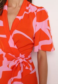 Born2be - Pomarańczowo-Różowa Kopertowa Sukienka z Wiązaniem w Pasie Raviara. Okazja: na spotkanie biznesowe, na co dzień. Kolor: pomarańczowy. Długość rękawa: krótki rękaw. Typ sukienki: kopertowe. Styl: casual, elegancki, biznesowy #4