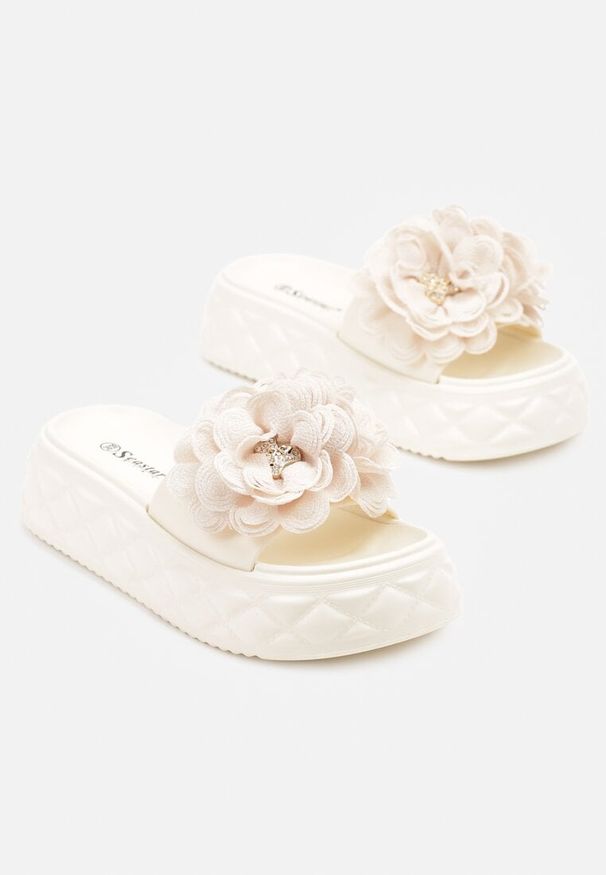 Born2be - Beżowe Klapki na Grubej Pikowanej Podeszwie z Kwiatem 3D Santhiel. Okazja: na co dzień. Kolor: beżowy. Materiał: jeans. Wzór: kwiaty. Styl: elegancki, klasyczny, casual