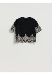 Reserved - T-shirt z ozdobnym haftem - czarny. Kolor: czarny. Materiał: dzianina, bawełna. Wzór: haft #1