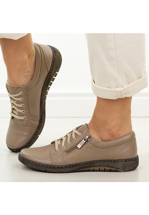 Beżowe Polskie półbuty damskie Gregors 747 Cap. Kolor: beżowy. Materiał: skóra. Szerokość cholewki: normalna