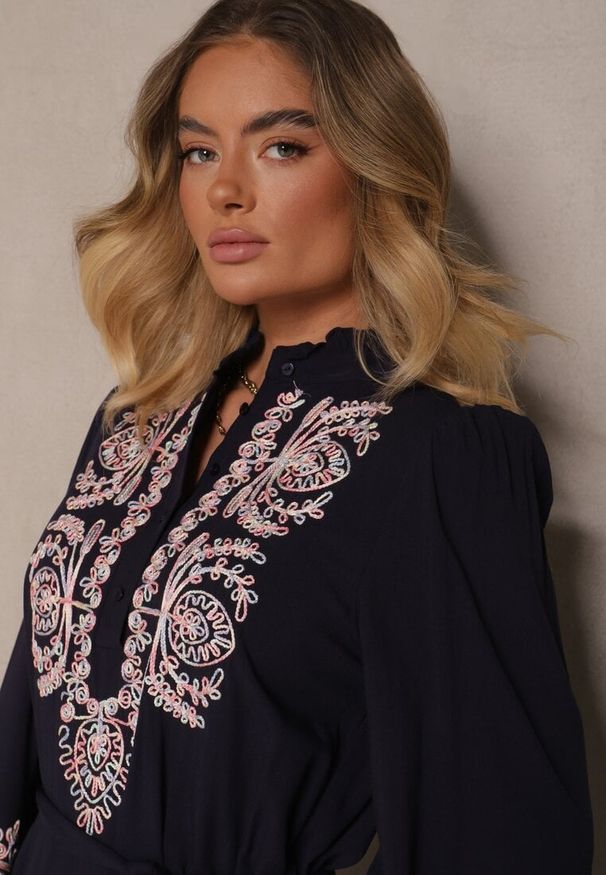 Renee - Granatowa Wiskozowa Sukienka Boho o Rozkloszowanym Kroju ze Stójką i Haftem Kolessaria. Okazja: na co dzień. Typ kołnierza: kołnierzyk stójkowy. Kolor: niebieski. Materiał: wiskoza. Długość rękawa: długi rękaw. Wzór: haft. Typ sukienki: rozkloszowane. Styl: boho