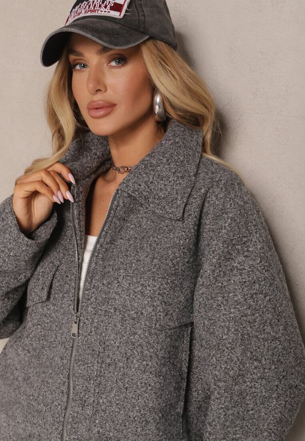 Renee - Ciemnoszara Kurtka Koszulowa Boucle z Ociepleniem i Suwakiem Irimarea. Okazja: na co dzień. Kolor: szary. Materiał: jeans. Styl: casual, elegancki