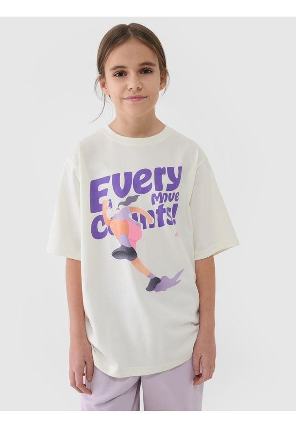 4f - T-shirt oversize z nadrukiem dziewczęcy - biały. Okazja: na co dzień. Kolor: biały. Materiał: bawełna, jersey, dzianina. Długość rękawa: krótki rękaw. Długość: krótkie. Wzór: nadruk. Sezon: lato. Styl: sportowy, casual, klasyczny