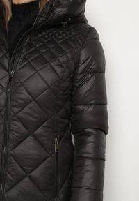 Born2be - Czarna Kurtka za Kolano Pikowana Viphee. Kolor: czarny. Materiał: materiał. Sezon: zima, jesień #4