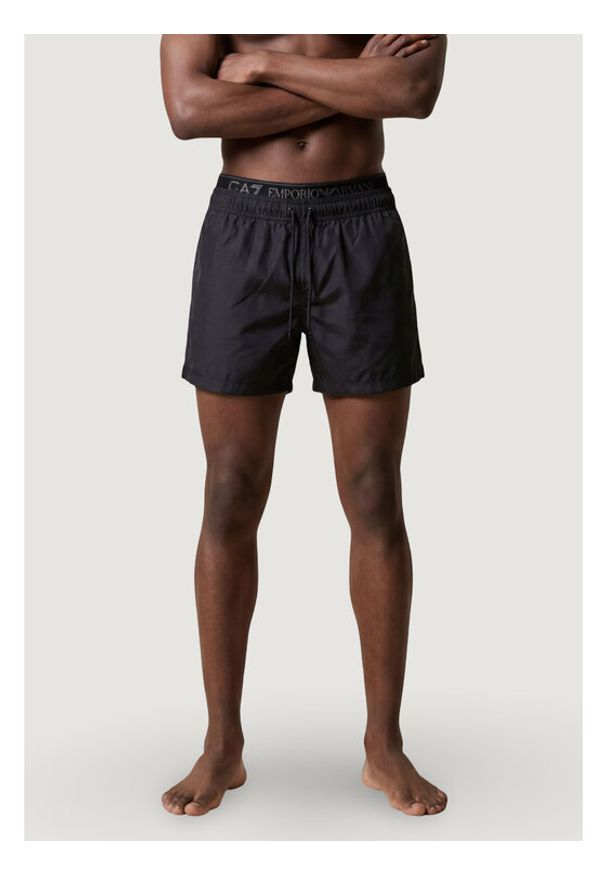 EA7 Emporio Armani Szorty kąpielowe 7M001689 AF21074 UC001 Czarny Regular Fit. Kolor: czarny. Materiał: syntetyk