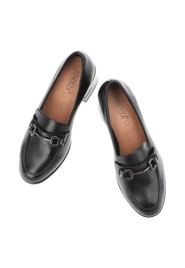 Półbuty damskie Vinceza, cholewka ze skóry naturalnej licowej wsuwany fason z ozdobnym paskiem i metalową klamrą, czarne, 18116. Okazja: do pracy, na co dzień, na spotkanie biznesowe. Zapięcie: klamry. Kolor: czarny. Szerokość cholewki: normalna. Wzór: aplikacja, geometria. Materiał: skóra. Obcas: na obcasie. Styl: elegancki, biznesowy, casual. Wysokość obcasa: średni