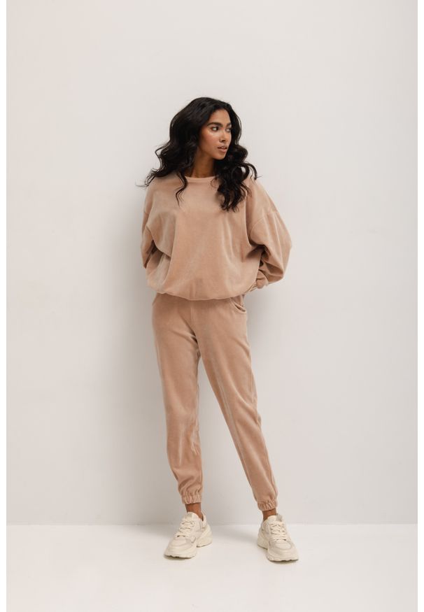 Marsala - Spodnie typu jogger wykonane z weluru w kolorze LATTE MACCHIATO - DISPLAY VELVET-XL. Stan: podwyższony. Kolor: beżowy. Materiał: welur. Styl: klasyczny, elegancki
