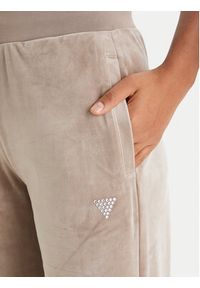 Guess Spodnie dresowe V3BB26 K0232 Beżowy Regular Fit. Kolor: beżowy. Materiał: syntetyk #5