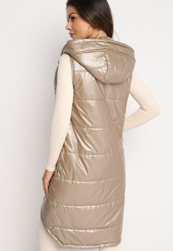 Born2be - Ciemnobeżowa Długa Kamizelka z Kapturem Ozdobiona Imitacją Kieszeni Mavaria. Typ kołnierza: kaptur. Kolor: beżowy. Materiał: jeans. Długość: długie. Wzór: aplikacja. Sezon: wiosna, jesień. Styl: klasyczny, elegancki, sportowy