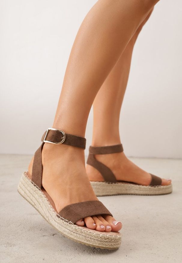 Renee - Brązowe Sandały VICES na Plecionej Platformie z Paskiem Wokół Kostki Daphelsa. Zapięcie: pasek. Kolor: brązowy. Materiał: len. Sezon: lato. Obcas: na platformie